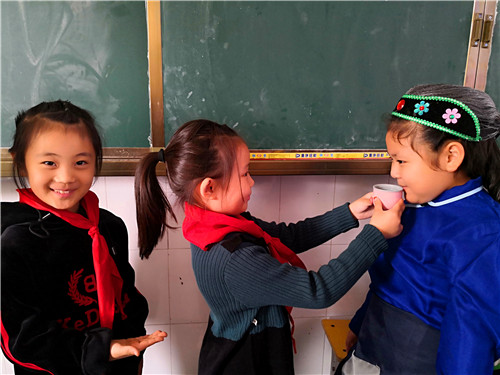 周口：小學生扮演“爺爺、奶奶” 感受重陽敬老情