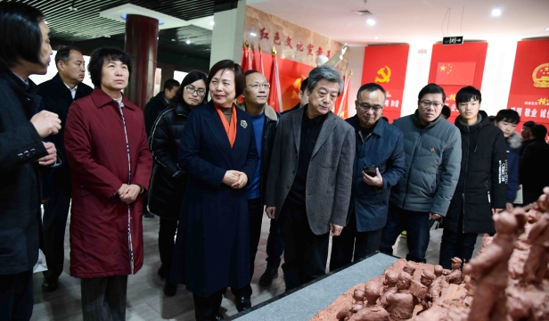 張振?！胺榛鹉甏扁x瓷泥塑藝術(shù)展在周口市文化中心展出