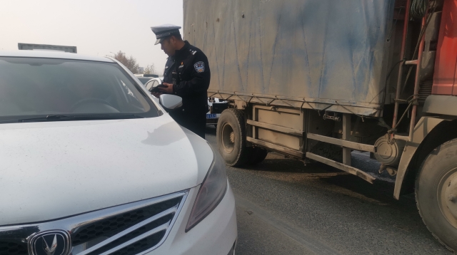 周口限行第一天，交警蜀黍上路勸返近百輛車