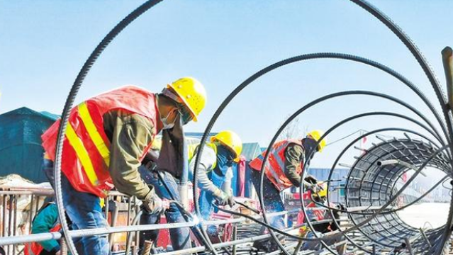 致敬！高溫下的建設者