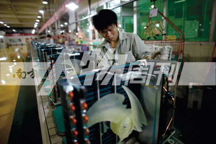 2010年5月10日，珠海格力電器工廠里，工人正在流水線上生產(chǎn)家用空調(diào)（方迎忠）