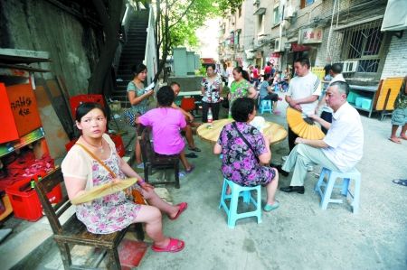 昨日，沙坪壩渝碚路，停電后市民來到院壩里乘涼。記者 張路橋 實習(xí)生 陳超 攝